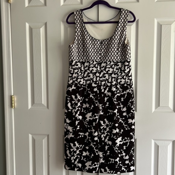 WHBM black & white dress. Zipper back. Hardly worn! Excellent condition - Picture 2 of 5